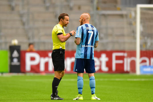 Djurgårdens Magnus Eriksson i samtal med domaren