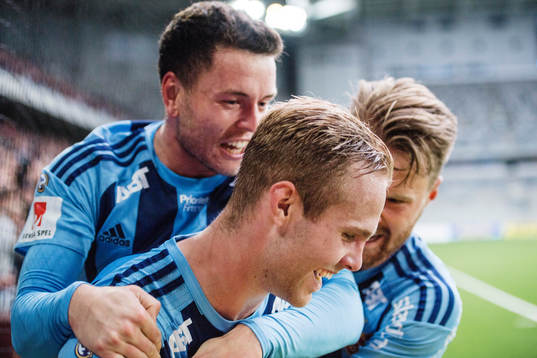 Djurgårdens Kerim Mrabti och Jacob Une Larsson kramar om