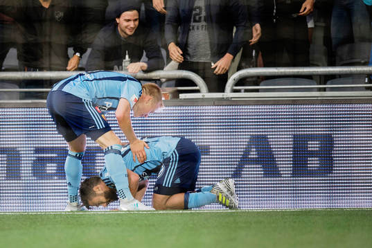 Djurgårdens Elliot Käck och Othman El Kabir jublar