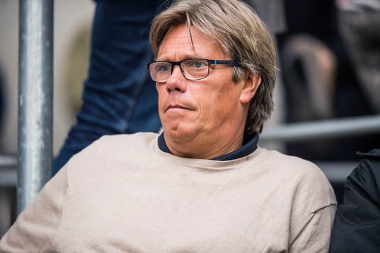 AFC Eskilstunas tränare Pelle Olsson på läktaren