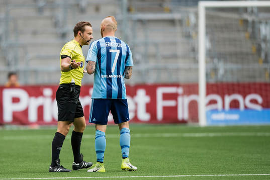 Djurgårdens Magnus Eriksson är framme och protesterar mot
