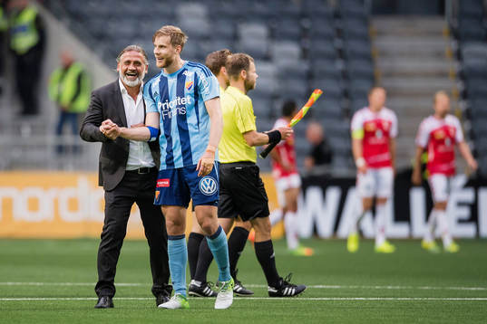 Djurgårdens tränare Özcan Melkemichel jublar med Niklas