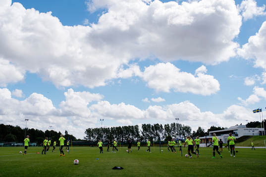 Spelarna värmer upp på Gothia Park Academy