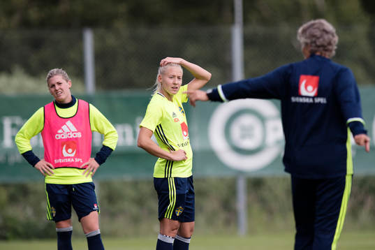 Olivia Schough och Julia Spetsmark lyssnar på