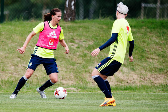 Lotta Schelin driver bollen mot Nilla Fischer