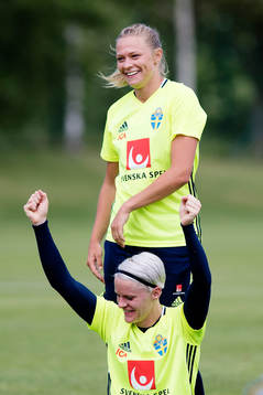 Nilla Fischer och Fridolina Rolfö jublar