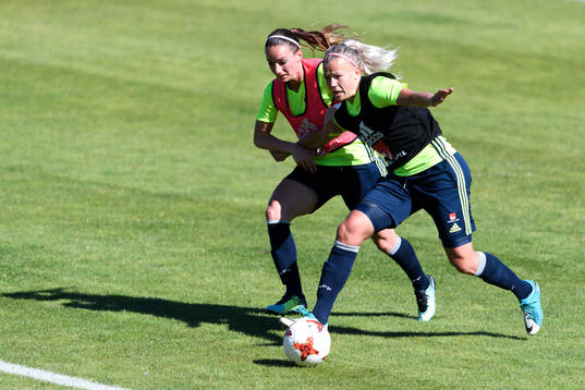 Kosovare Asllani och Hanna Glas