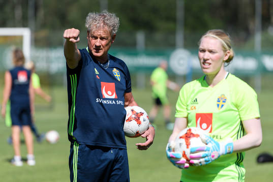 Målvaktstränare Mikael Olsson och målvakt Hedvig Lindahl