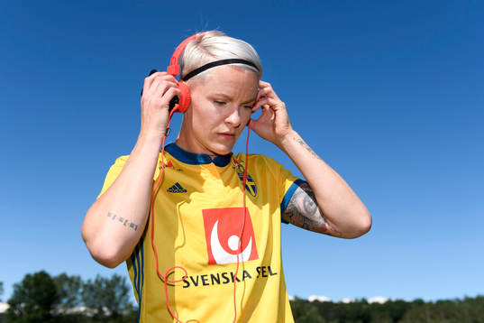 Nilla Fischer med hörlurar på sig innan en träning med