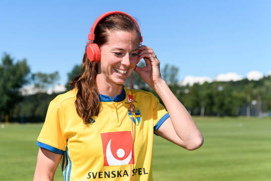 Lotta Schelin med hörlurar på sig innan en träning med