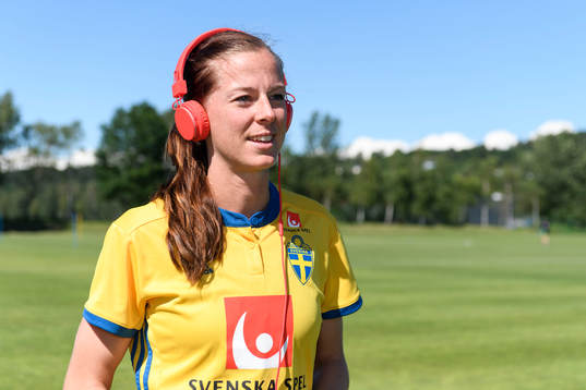Lotta Schelin med hörlurar på sig innan en träning med