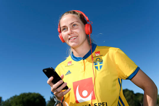 Lisa Dahlkvist med hörlurar på sig innan en träning med
