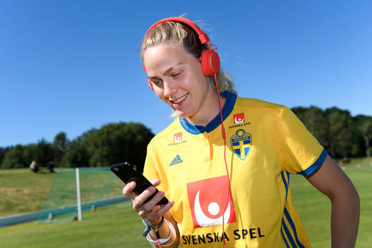 Lisa Dahlkvist med hörlurar på sig innan en träning med