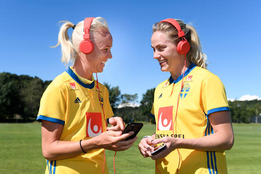 Caroline Seger och Lisa Dahlkvist med hörlurar på sig