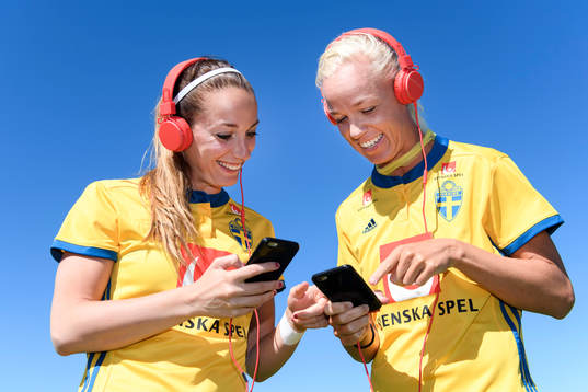 Kosovare Asllani och Caroline Seger med hörlurar på sig