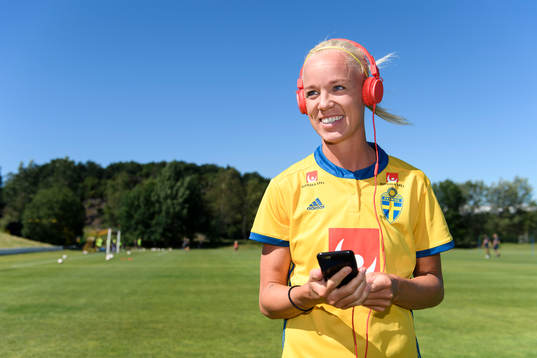 Caroline Seger med hörlurar på sig innan en träning med
