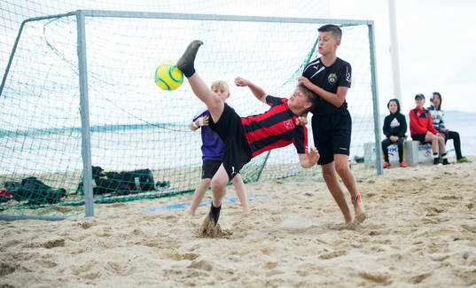 Bläddra bland fler bilder av Fotboll, Åhus beachsoccer