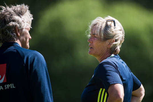 Förbundskapten Pia Sundhage och assisterande
