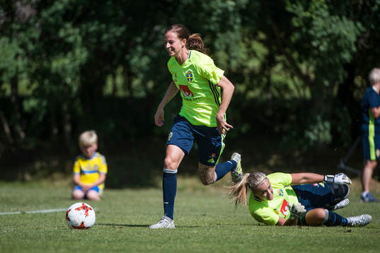 Lotta Schelin och målvakt Hilda Carlén