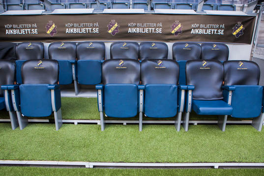 s avbytarbås innan fotbollsmatchen i kvalet till Europa