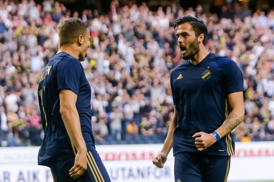 s Eero Markkanen och Denni Avdic jublar