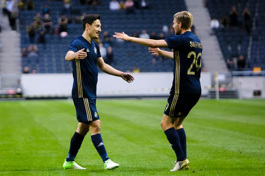 s Stefan Ishizaki jublar med Anton Jönsson Salétros
