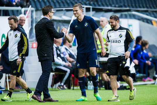s Eero Markkanen tackas av tränare Rikard Norling