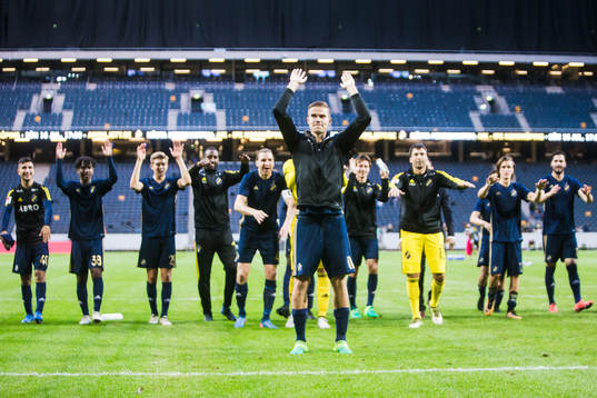 s Eero Markkanen med lagkamrater jublar