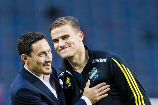 s Stefan Ishizaki och Eero Markkanen jublar