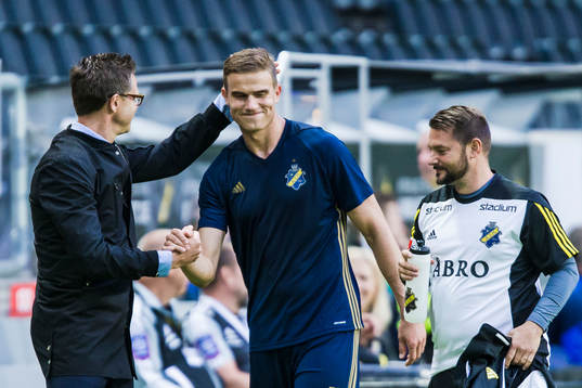 s Eero Markkanen tackas av tränare Rikard Norling