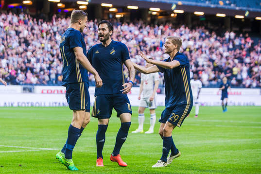s Eero Markkanen jublar med Denni Avdic och Anton Jönsson
