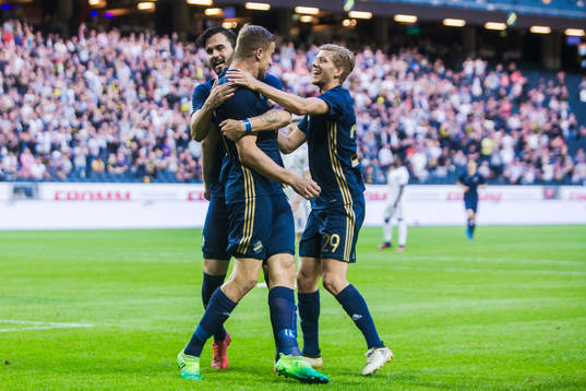 s Eero Markkanen jublar med Denni Avdic och Anton Jönsson