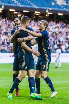 s Eero Markkanen jublar med Denni Avdic och Anton Jönsson