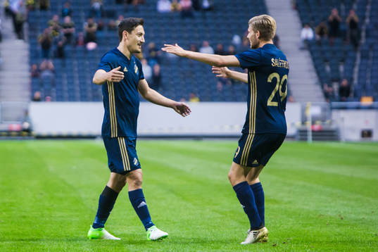 s Stefan Ishizaki jublar med Anton Jönsson Salétros