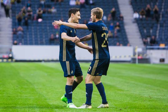 s Stefan Ishizaki jublar med Anton Jönsson Salétros