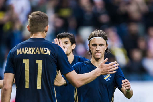 s Kristoffer Olsson jublar med Eero Markkanen