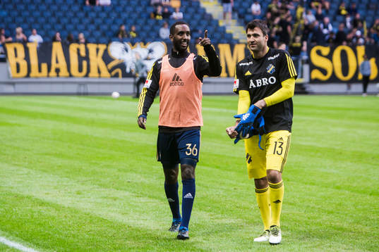 s Henok Goitom och målvakt Kyriakos Stamatopoulos innan