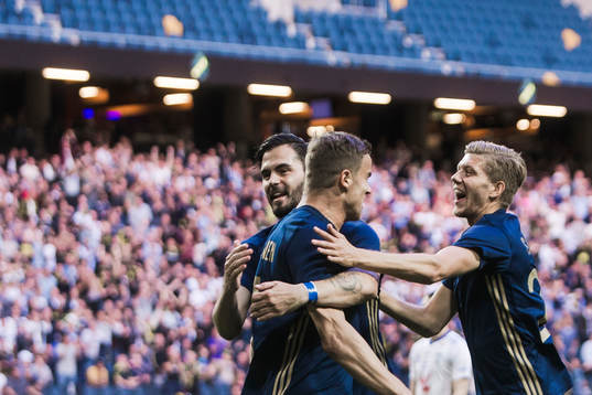 s Eero Markkanen jublar med Denni Avdic ichg Anton Jönsson