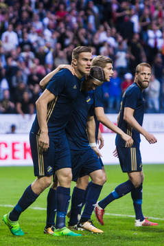 s Eero Markkanen jublar med Kristoffer Olsson , Anton