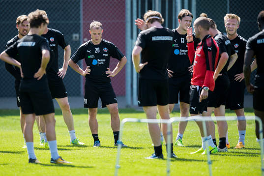 Helsingborgs spelare lyssnar på instruktioner
