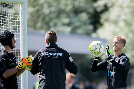 Helsingborgs målvakt Matt Pyzdrowski (v),