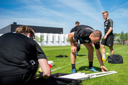 Helsingborgs Carl Wede plockar ihop material