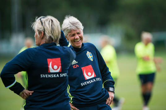 Förbundskapten Pia Sundhage och assisterande