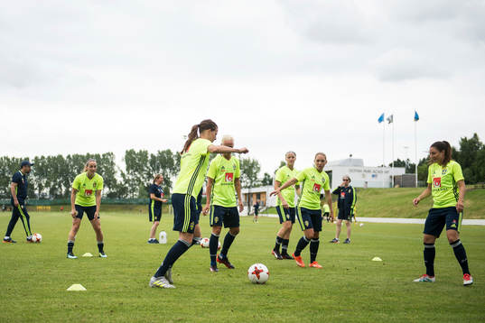 Lotta Schelin med delar av laget