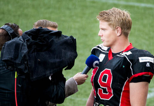 Carlstad Crusaders Olof Flemström blir intervjuad