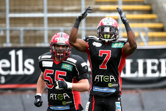 Carlstads Alpha Jalloh gör touch down och jublar