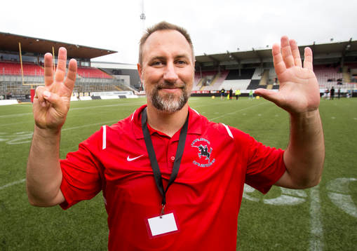 Carlstad Crusaders tränare Tracey Gere visar åtta fingrar