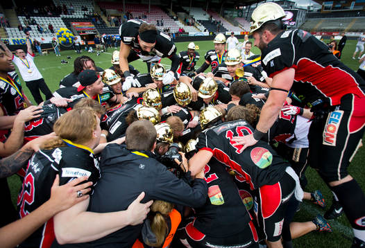 Carlstad Crusadersspelarna jublar i en hög