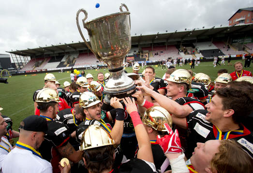 Carlstad Crusadersspelarna jublarmed buckan