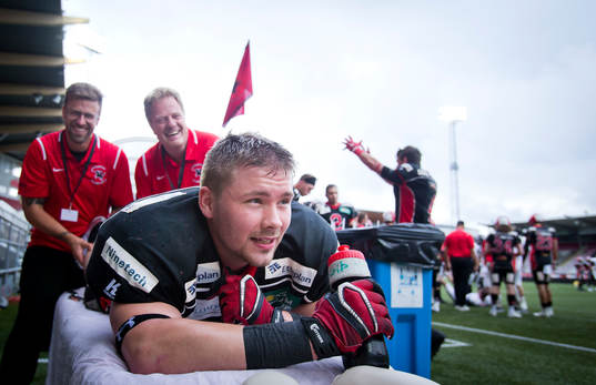 Carlstad Crusaders Victor Toresson får massage